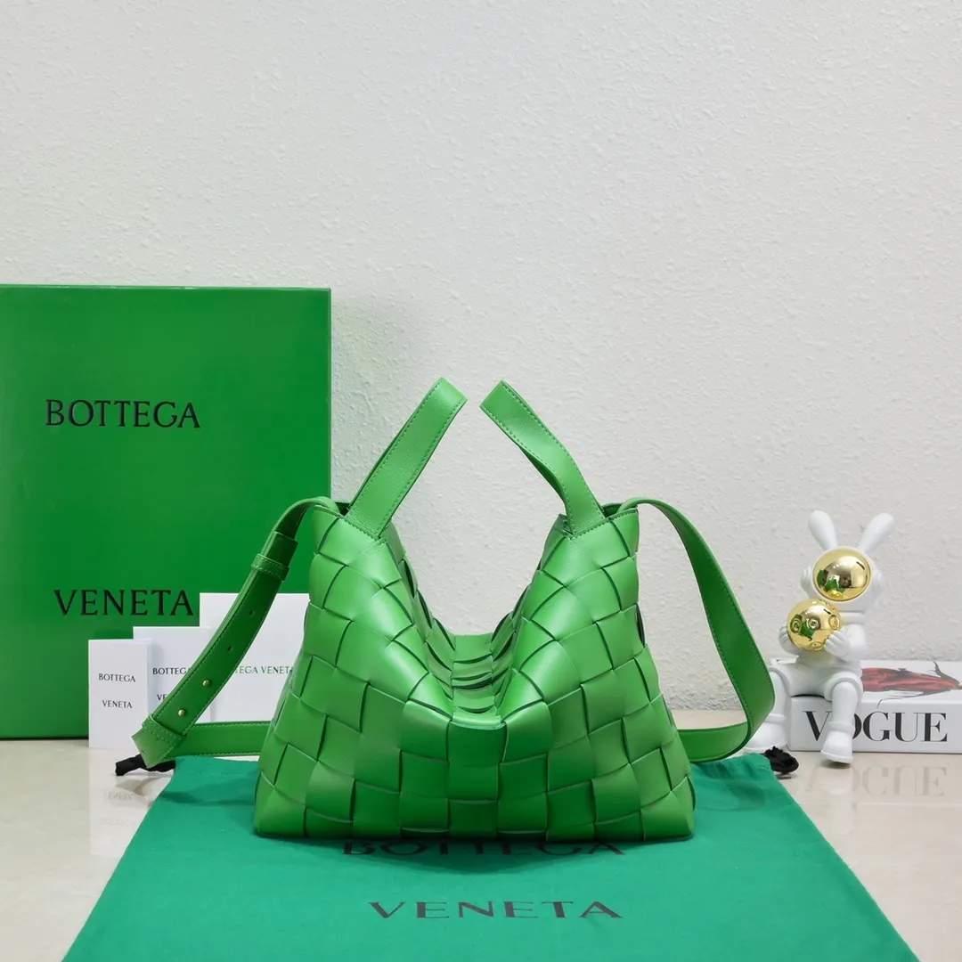 Batch 2600 BottegaVeneta What can be packed in the new bowling bag? Have you got the new bowling bag? Super large capacity ~ The key is low-key, simple and casual style ~ the fashion sense is not reduced at all. It combines BV's classic woven elements and can also be used for computers. The length of the shoulder straps can be adjusted. It is suitable for tall girls to carry. Boys also have a sunny back☀️ Style number: 7466# Size: 28*21*16